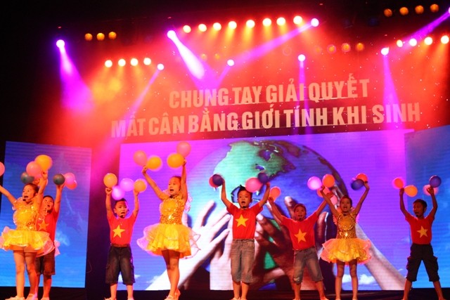 Chung tay giải quyết mất cân bằng giới tính khi sinh - ảnh 1